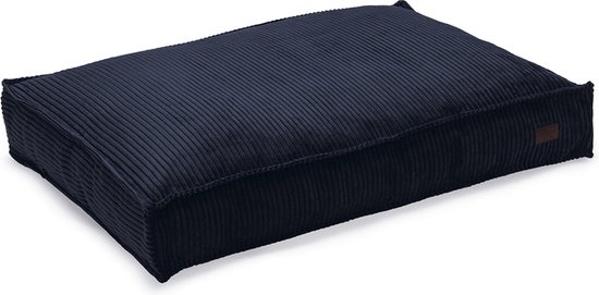 Een donkerblauw ribcord hondenkussen met een bruin label.