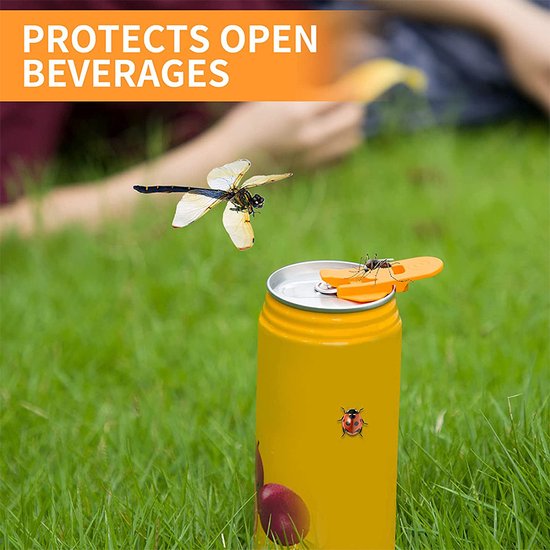 Een oranje raketvormige blikopener dekt een geel frisdrankblikje af in het gras, met een libel en mier erboven. Tekst: 'PROTECTS OPEN BEVERAGES'.