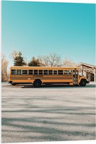 Acrylglas - Gele Schoolbus Rijdend onder Blauwe Lucht - 70x105 cm Foto op Acrylglas (Met Ophangsysteem)
