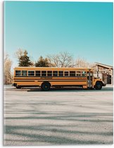 Acrylglas - Gele Schoolbus Rijdend onder Blauwe Lucht - 30x40 cm Foto op Acrylglas (Met Ophangsysteem)