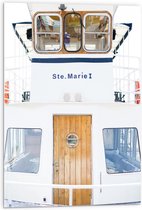 Acrylglas - Vooraanzicht van Witte Vissersboot - 50x75 cm Foto op Acrylglas (Met Ophangsysteem)