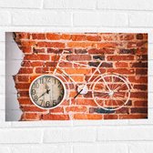 Muursticker - Witte Fiets met Klok aan Bakstenen Muur - 60x40 cm Foto op Muursticker