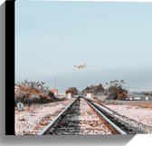 Canvas - Stuntvliegtuig Vliegend boven Treinrails - 30x30 cm Foto op Canvas Schilderij (Wanddecoratie op Canvas)