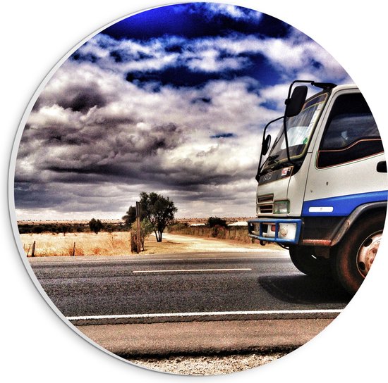 PVC Schuimplaat Muurcirkel - Blauw met Witte Truck Rijdend over Weg - 20x20 cm Foto op Muurcirkel (met ophangsysteem)