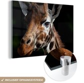 MuchoWow® Glasschilderij 150x100 cm - Schilderij acrylglas - Giraffe - Licht - Zwart - Foto op glas - Schilderijen