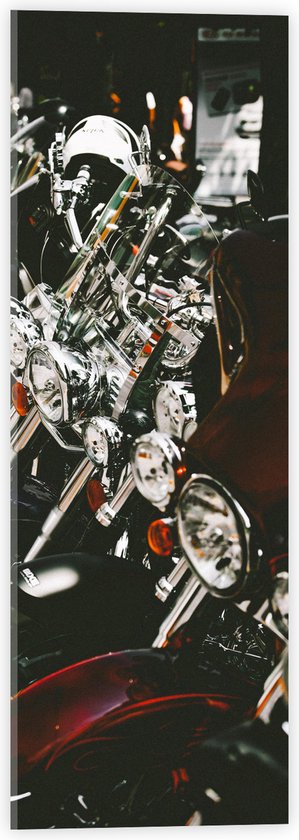 Acrylglas - Rij Koplampen van Motoren in Winkel - 20x60 cm Foto op Acrylglas (Wanddecoratie op Acrylaat)