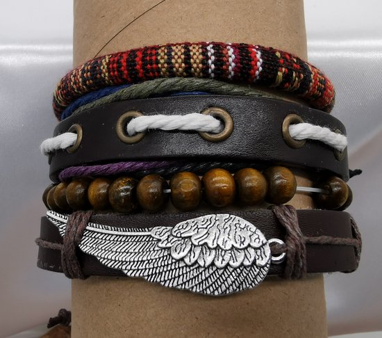 Foto: Stoere heren armband set van 4 verschillende bandjes waarvan leer hout kralen textiel zelf in grootte instelbaar 