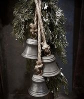 Decoratie kunsttak kerst dennenappel sneeuw & 3 bellen cedertak | 779861-781686 | Home Sweet Home | Stoer & Sober Woonstijl