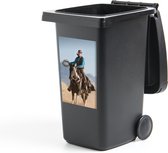 Container sticker Cowboys - Een cowboy op een paard tegen een grijze hemel Klikosticker - 40x60 cm - kliko sticker - weerbestendige containersticker