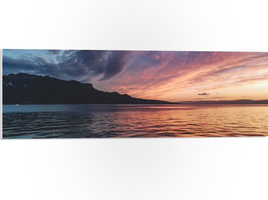 PVC Schuimplaat- Water - Zee - Bergen - Wolken - Kleuren - 90x30 cm Foto op PVC Schuimplaat