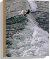 Hout - Water - Zee - Persoon - Golven - Surfen - 30x40 cm - 9 mm dik - Foto op Hout (Met Ophangsysteem)