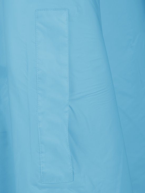 Detail van een opgestikte zak op een blauwe poncho.
