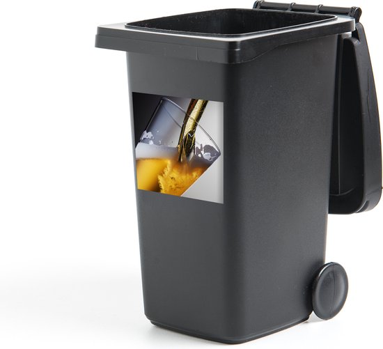 Zwarte kliko op wielen met een sticker van bier in een glas op de voorzijde.