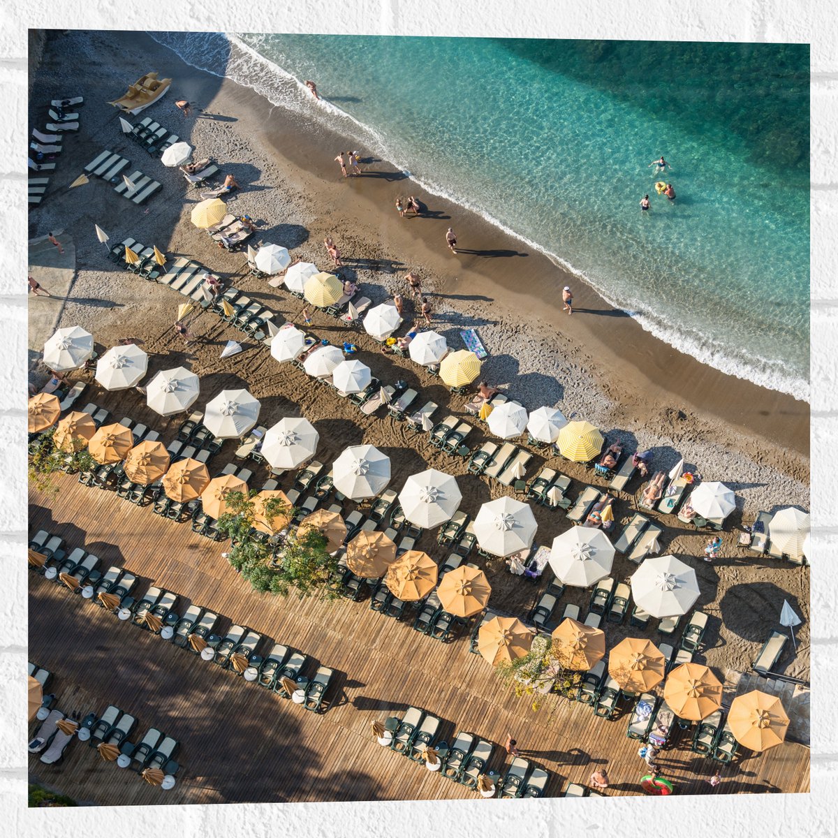 Muursticker - Zee - Strand - Bedjes - Parasols - Water - Hout - Mensen - 50x50 cm Foto op