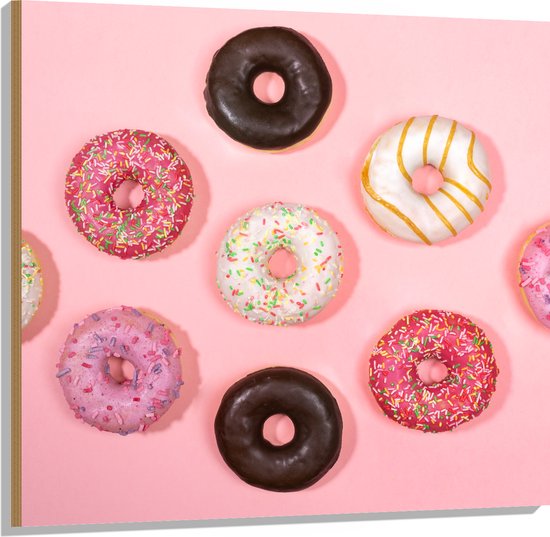 Hout - Verschillende Smaken Donuts op Pastelroze Achtergrond - 100x100 cm - 9 mm dik - Foto op Hout (Met Ophangsysteem)