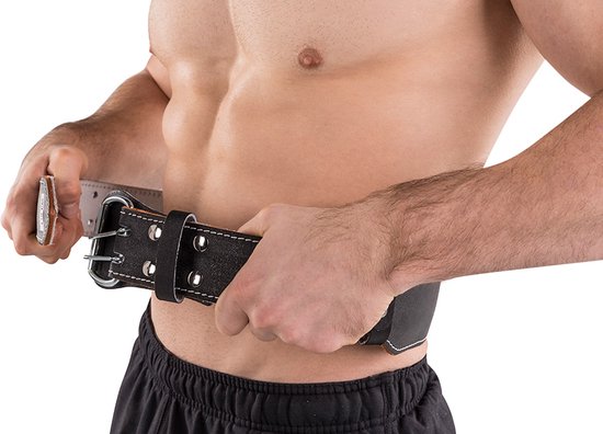 Man met een zwarte leren halterriem met zilverkleurige gesp en witte stiksels.