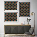 Trois œuvres d'art encadrées avec un motif à damier marron et vert sont suspendues au-dessus d'une commode gris foncé.