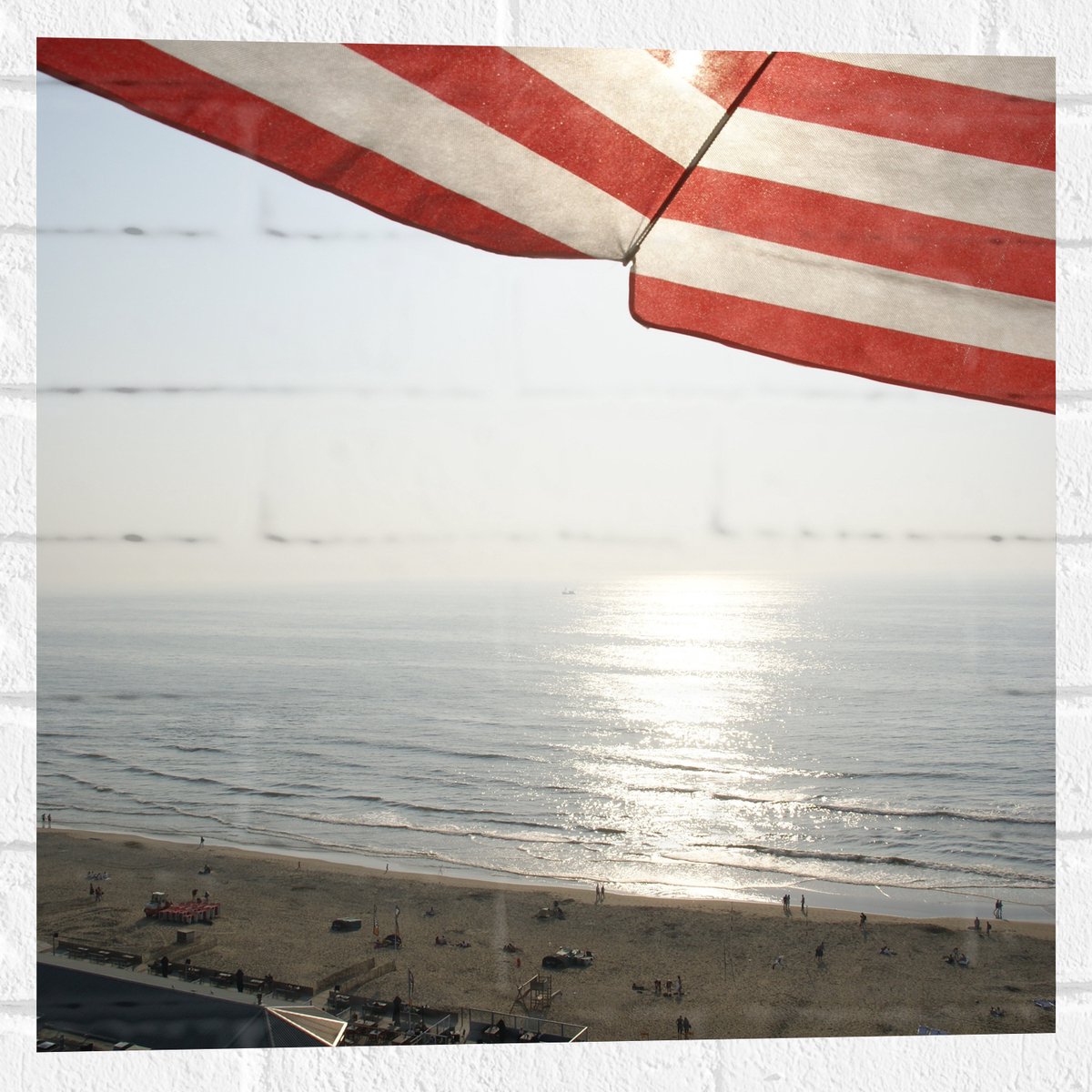 Muursticker - Strand - Zee - Zand - Parasol - Mensen - Strandtent - Zon - 50x50 cm Foto op