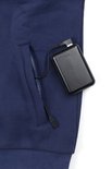 Donkerblauwe hoodie met een zwarte powerbank in het zakje, met "BERTSCHAT" logo.