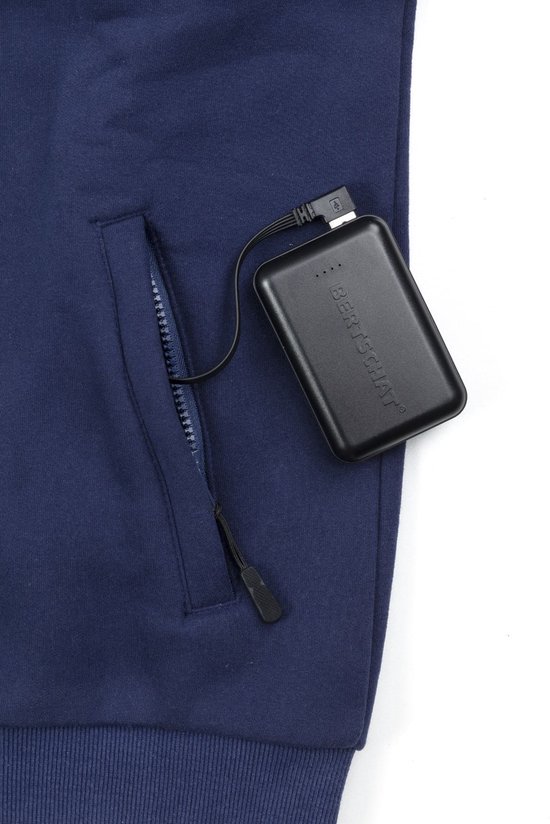 Donkerblauwe hoodie met een zwarte powerbank in het zakje, met "BERTSCHAT" logo.