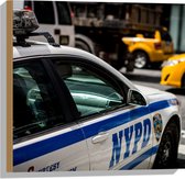 Hout - Politie Auto rijdend door New York - 50x50 cm - 9 mm dik - Foto op Hout (Met Ophangsysteem)