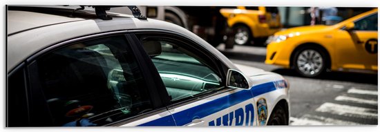 Dibond - Politie Auto rijdend door New York - 60x20 cm Foto op Aluminium (Wanddecoratie van metaal)