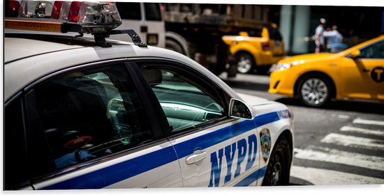 Dibond - Politie Auto rijdend door New York - 100x50 cm Foto op Aluminium (Met Ophangsysteem)