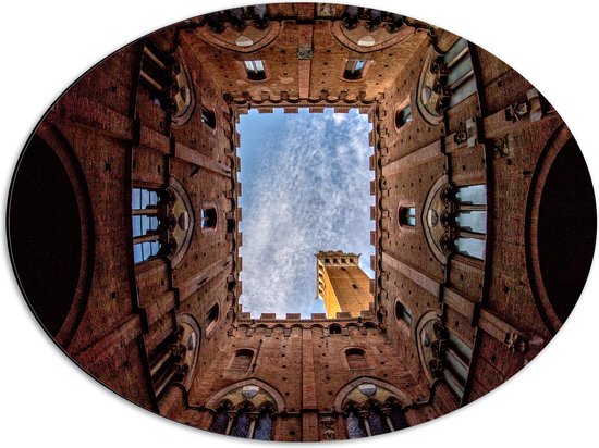Dibond Ovaal - Onderaanzicht van Binnentuin van Torre del Mangia in Siena, Italië - 56x42 cm Foto op Ovaal (Met Ophangsysteem)