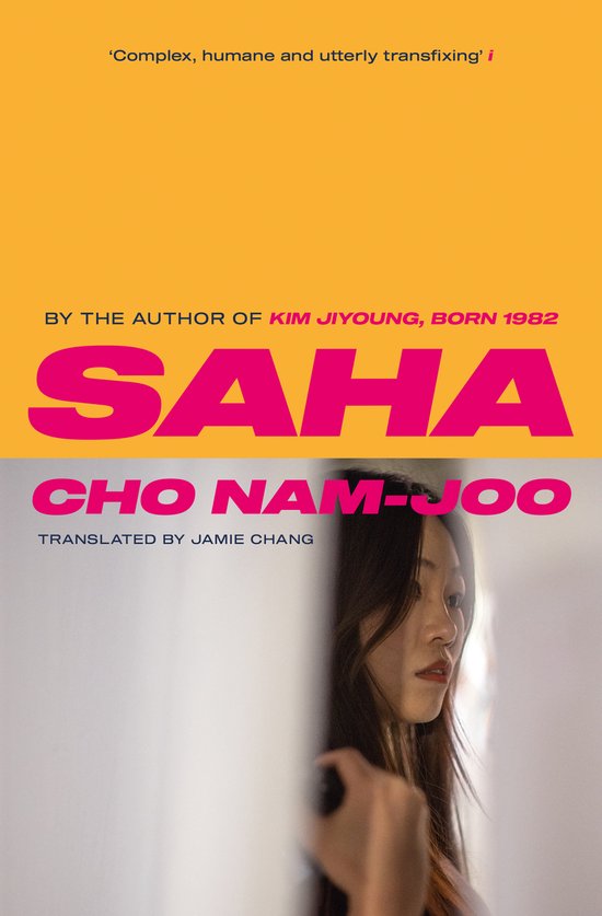 Livre SAHA de Cho Nam Joo, traduit par Jamie Chang. Une femme regarde par-dessus son épaule.