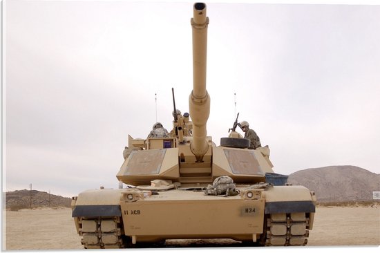 Acrylglas - Soldaten in Tank rijdend door de Woestijn - 60x40 cm Foto op Acrylglas (Met Ophangsysteem)