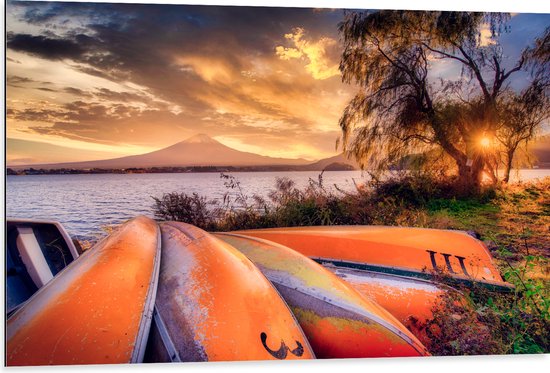 Dibond - Oranje Kano's op zijn Kop aan het Water tijdens Zonsondergang - 105x70 cm Foto op Aluminium (Wanddecoratie van metaal)