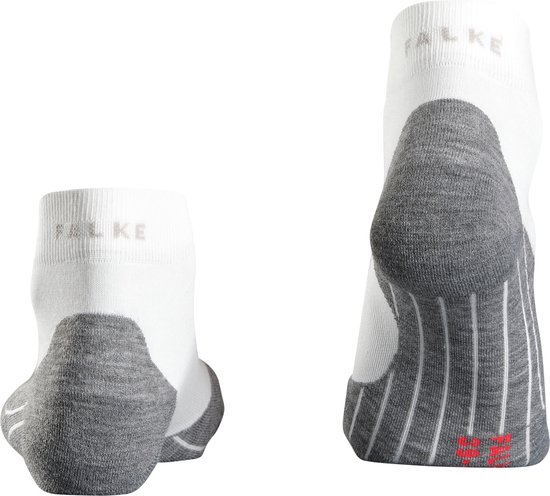 Twee witte Falke sokken met grijze hiel en grijze strepen.
