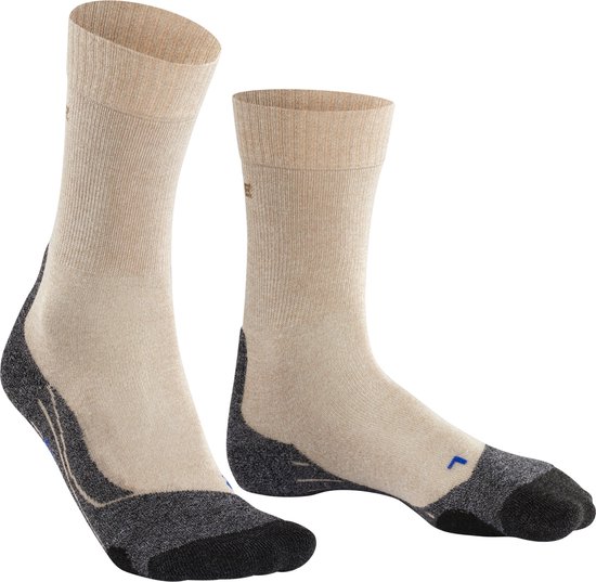 Beige Falke wandelsokken met donkergrijze en zwarte versterkingen bij de hiel en teen. Een blauw 'R' logo op de rechter sok.