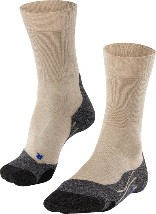 Beige Falke wandelsokken met donkergrijze en zwarte versterkingen bij de hiel en teen. Een blauw 'L' logo op de linkersok.