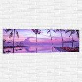 Muursticker - Paarse Gloed over de Zee en Zwembad van Luxe Verblijf - 150x50 cm Foto op Muursticker