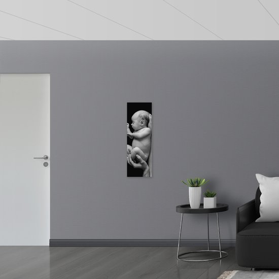 Acrylglas - Pasgeboren Baby in Handen van Vader (Zwart- wit) - 30x90 cm Foto op Acrylglas (Wanddecoratie op Acrylaat)