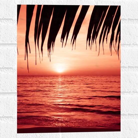 Muursticker - Palmbladeren Hangend boven Zee met Rode Gloed - 30x40 cm Foto op Muursticker