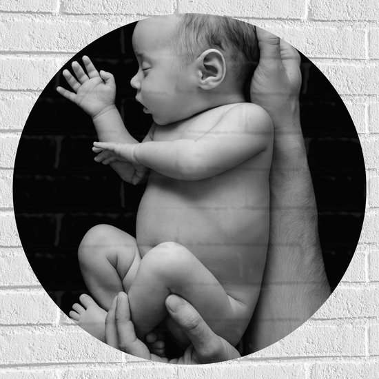 Muursticker Cirkel - Pasgeboren Baby in Handen van Vader (Zwart- wit) - 70x70 cm Foto op Muursticker