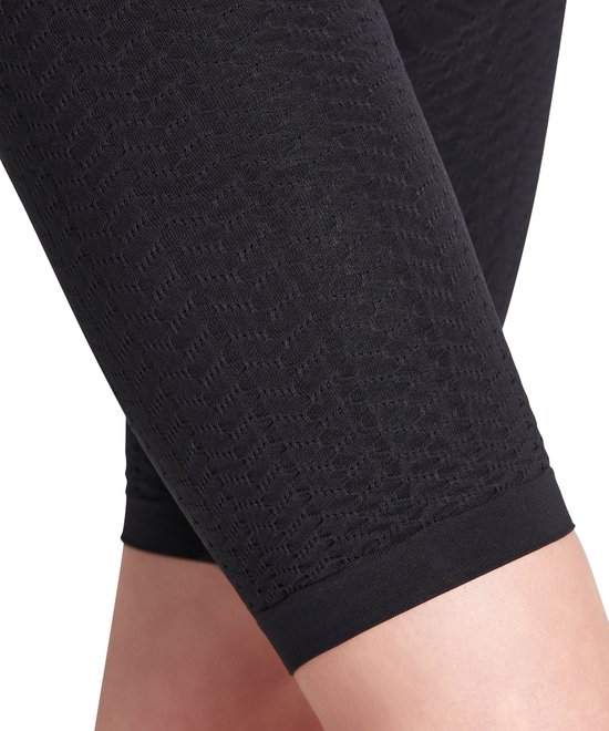 Detail van de zwarte, knielange shapewear met subtiel geweven patroon.