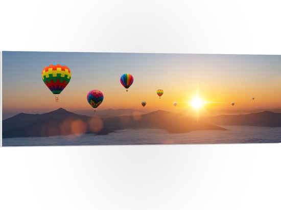 PVC Schuimplaat - Luchtballonnen Zwevend bij Bergtoppen boven het Wolkendek - 120x40 cm Foto op PVC Schuimplaat (Met Ophangsysteem)