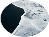 PVC Schuimplaat Ovaal - Golf bij Zwart Zand Strand - 68x51 cm Foto op Ovaal (Met Ophangsysteem)