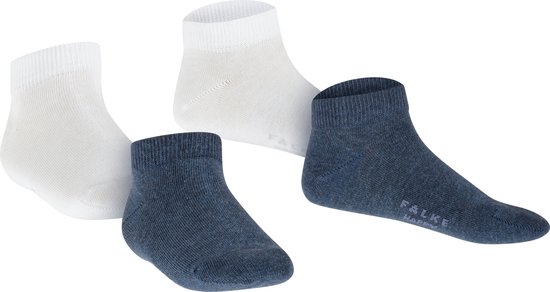 Twee paar witte en twee paar blauwe babysokjes.
