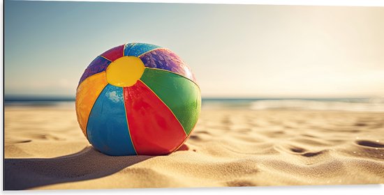 Dibond - Kleurrijke Strandbal Liggend in het Zand - 100x50 cm Foto op Aluminium (Met Ophangsysteem)