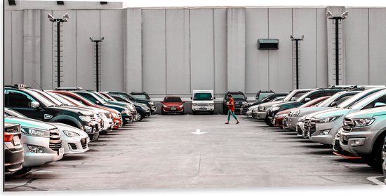 Dibond - Persoon Lopend over Volle Parkeerplaats - 100x50 cm Foto op Aluminium (Wanddecoratie van metaal)