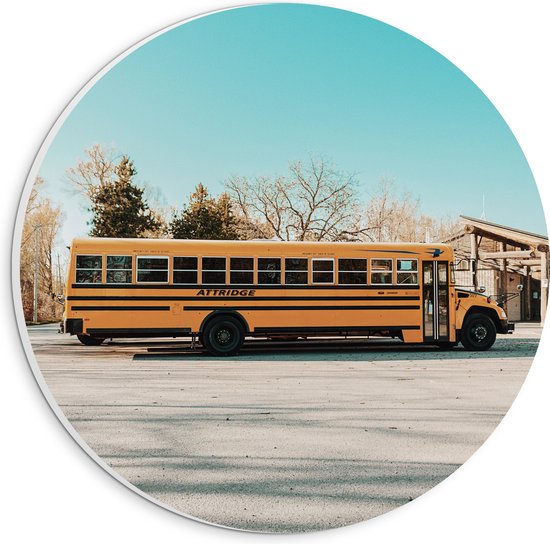 PVC Schuimplaat Muurcirkel - Gele Schoolbus Rijdend onder Blauwe Lucht - 20x20 cm Foto op Muurcirkel (met ophangsysteem)