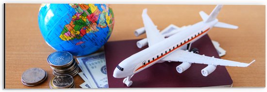 Dibond - Wereldbol met Miniatuur Vliegtuig, Paspoort en Buitenlandse Valuta - 60x20 cm Foto op Aluminium (Wanddecoratie van metaal)
