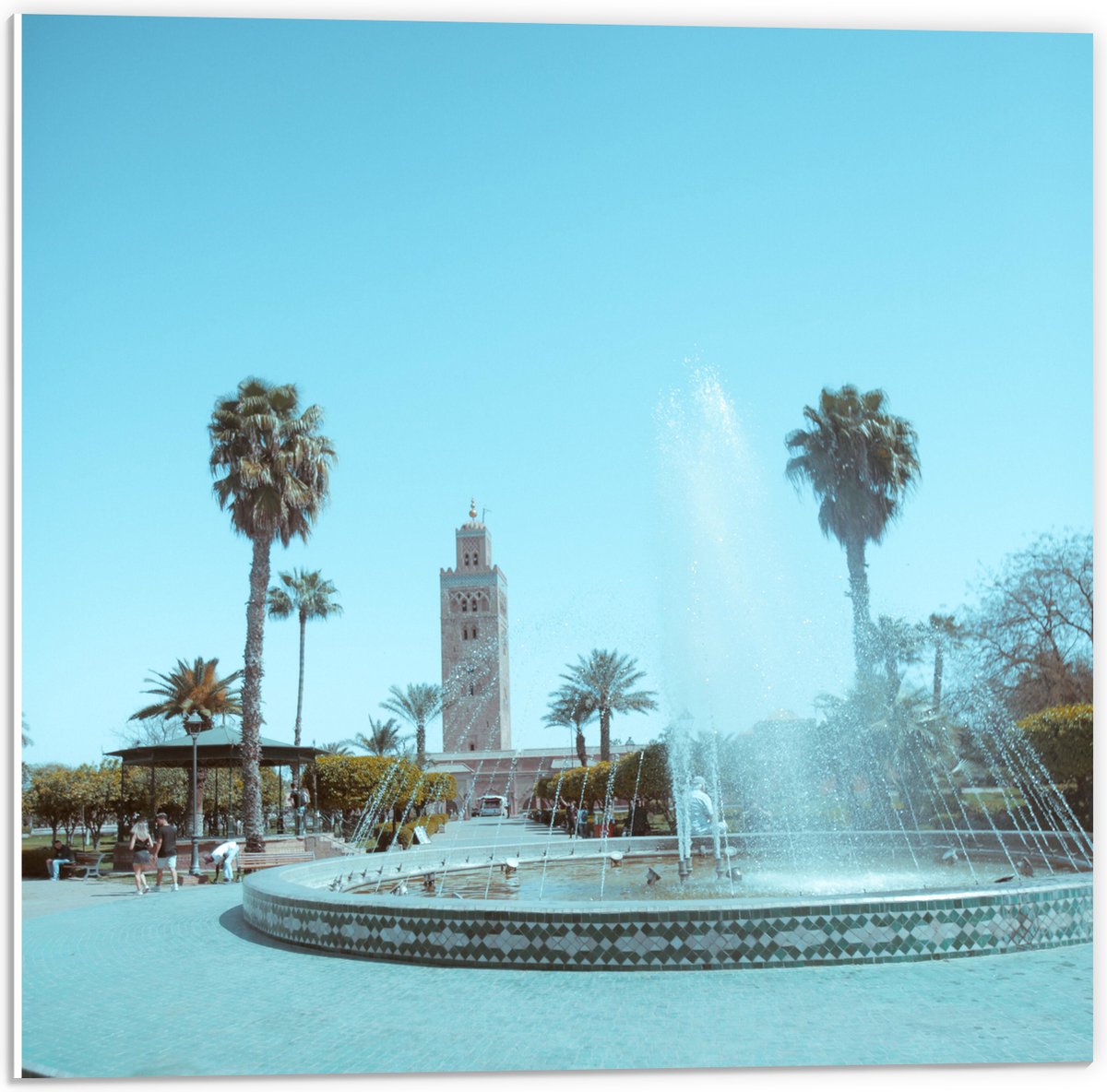 PVC Schuimplaat- Gebouw - Fontein - Water - Bomen - Palmbomen - Mensen - 50x50 cm Foto op