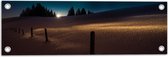 Tuinposter – Landschap - Sneeuw - Paaltjes - Bomen - Zonsondergang - 60x20 cm Foto op Tuinposter (wanddecoratie voor buiten en binnen)