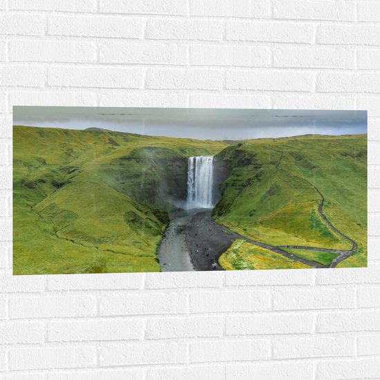 Muursticker - Heuvels - Waterval - Mensen - Landschap - 100x50 cm Foto op Muursticker