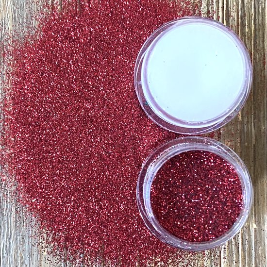 Foto: Getglitterbaby rode fijne poeder biologische biologisch milieuvriendelijke afbreekbare festival glitters voor lichaam en gezicht jewels vegan bio biodegradable face body glitter glue rood huid lijm